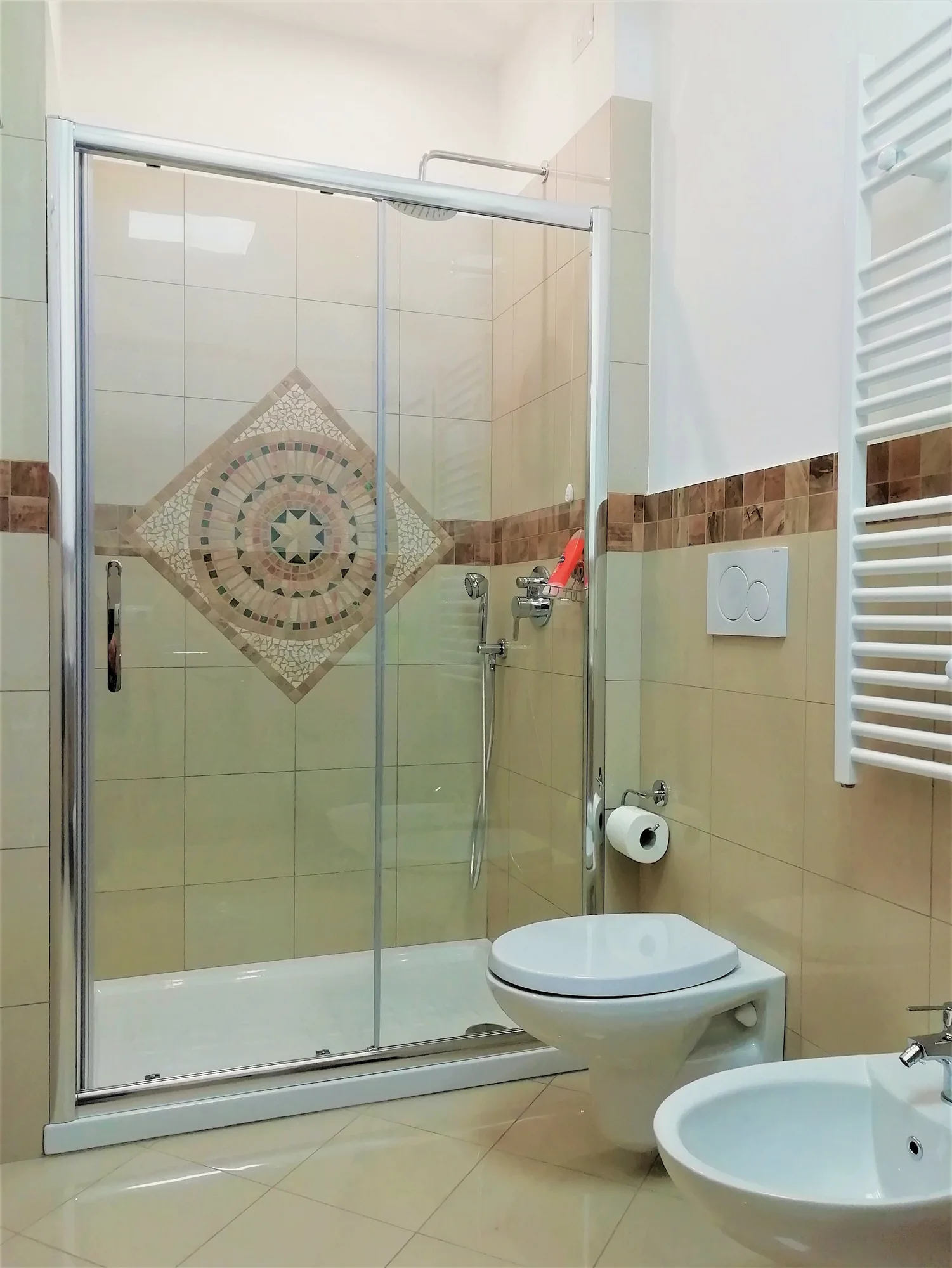 La doccia del bagno di Angelina Suite.
