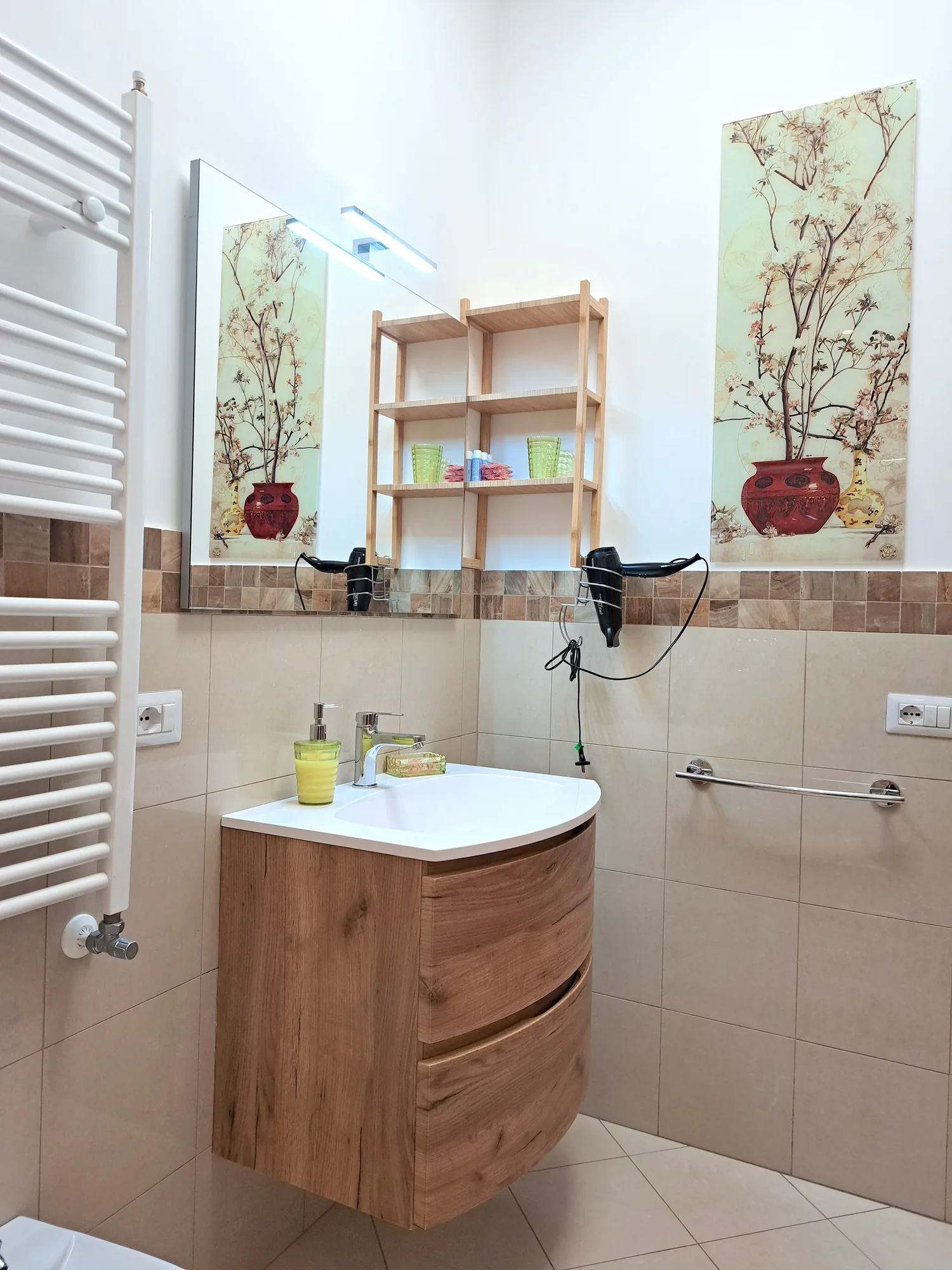 Il lavabo del bagno di Angelina Suite.